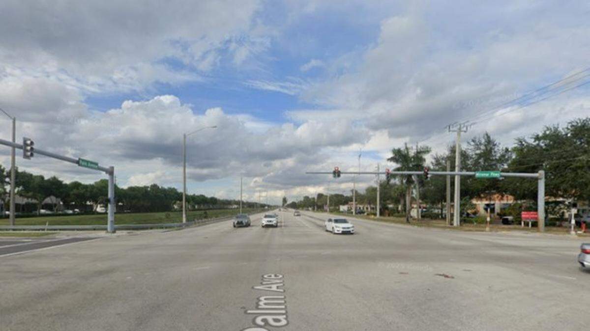 Street lights along Miramar Parkway’s median are flickering on and off.