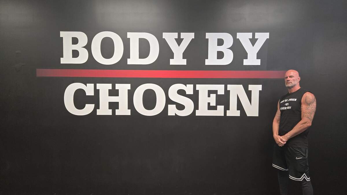 Jason Crewe vodi tim u Body By Chosen u Miramaru, franšiznoj teretani koja nudi tečajeve sedam dana u tjednu.